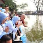 Sambut Hari Bhayangkara ke-80, Kapolda Banten Tebar 3.000 Bibit Ikan Nila di Danau Tasikardi