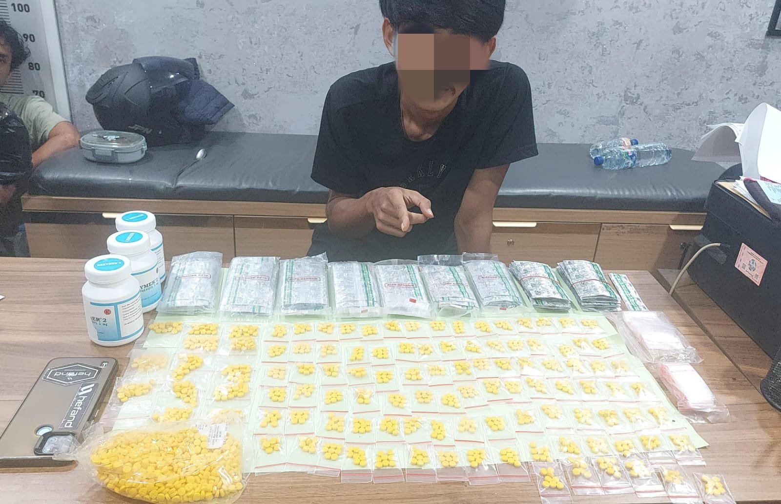 Pekerja Lepas Jasa Pengiriman Dibekuk, Polisi Amankan Ribuan&hellip;