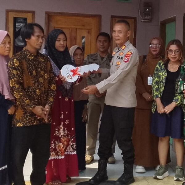 Tangis Haru Kartika Pecah Saat Terima Kunci Rumah&hellip;