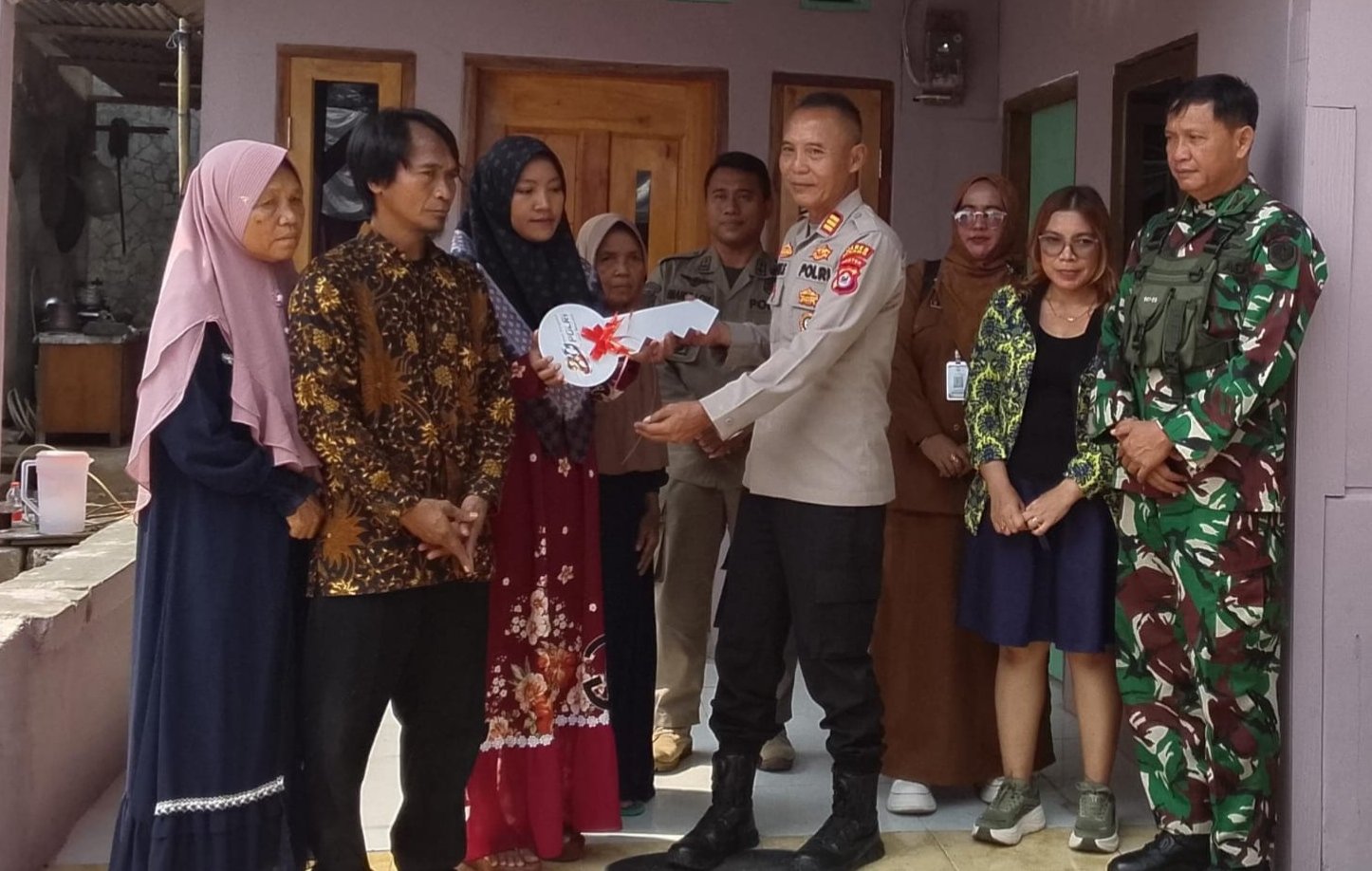 Tangis Haru Kartika Pecah Saat Terima Kunci Rumah…
