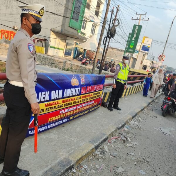 Respon Aduan Warga, Polsek Cikande Pasang Spanduk Larangan…