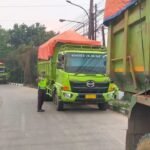 Parkir di Badan Jalan, Truk…