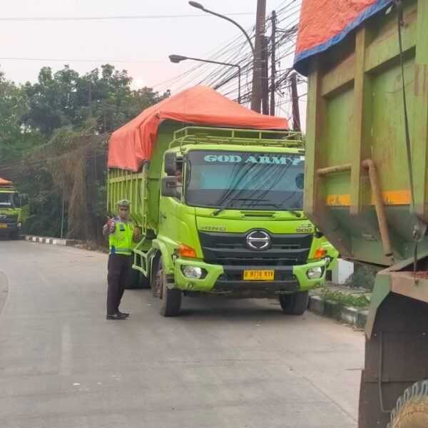 Parkir di Badan Jalan, Truk Angkutan Tanah&hellip;