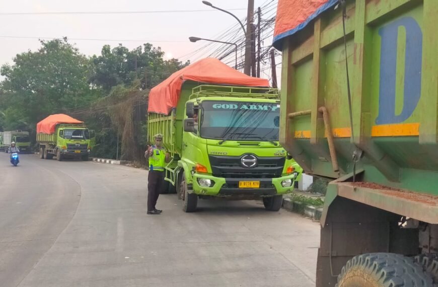 Parkir di Badan Jalan, Truk…