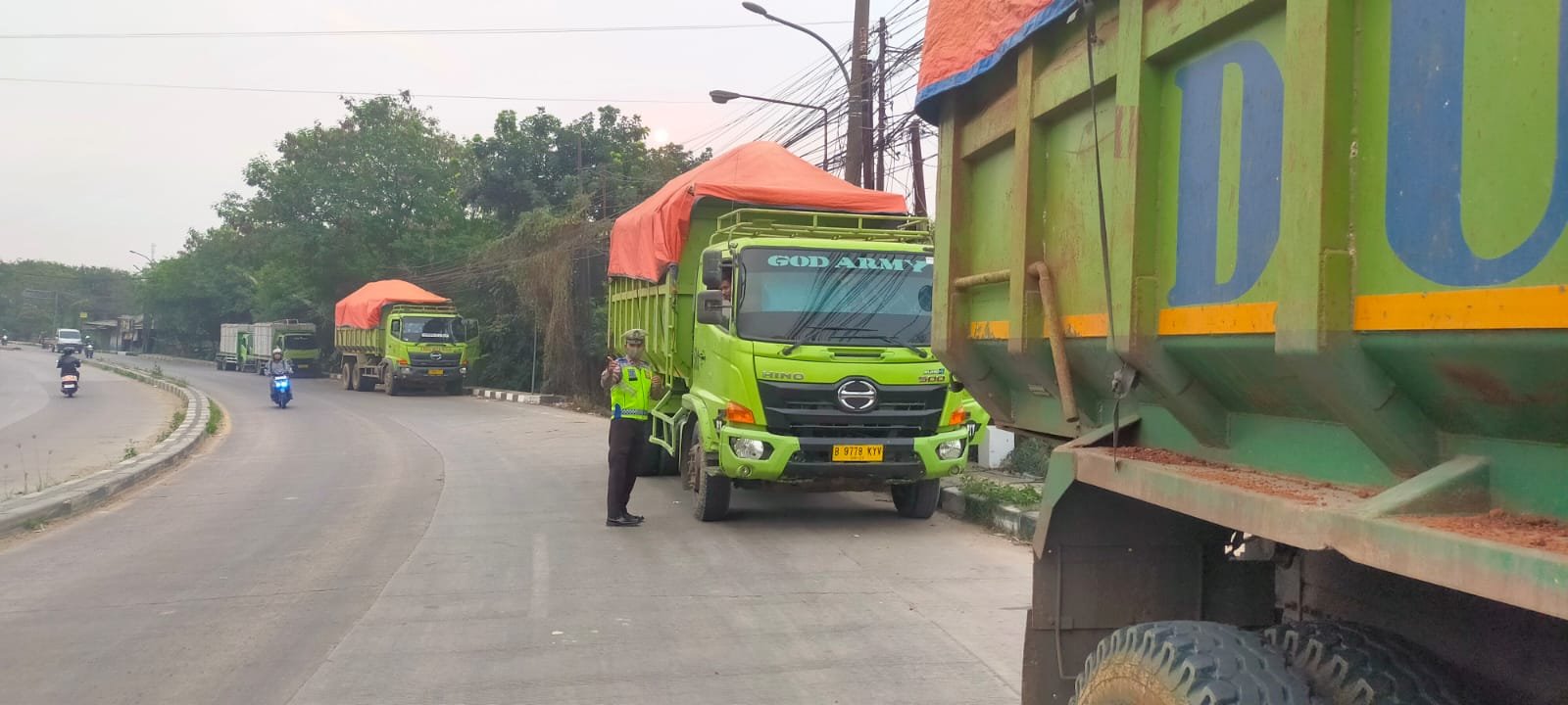 Parkir di Badan Jalan, Truk Angkutan Tanah Ditertibkan…