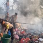Asap Ganggu Pengguna Jalan, Kapolsek Cikande Padamkan Api di TPS Pinggir Jalan