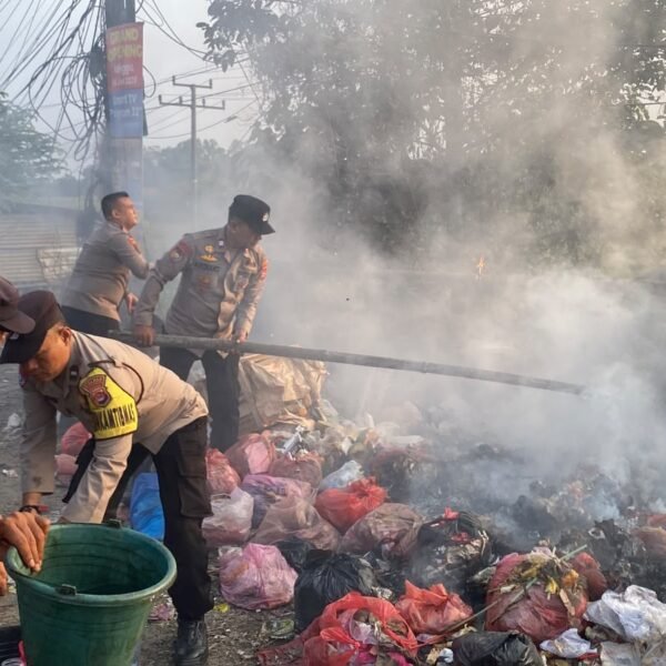 Asap Ganggu Pengguna Jalan, Kapolsek Cikande Padamkan&hellip;