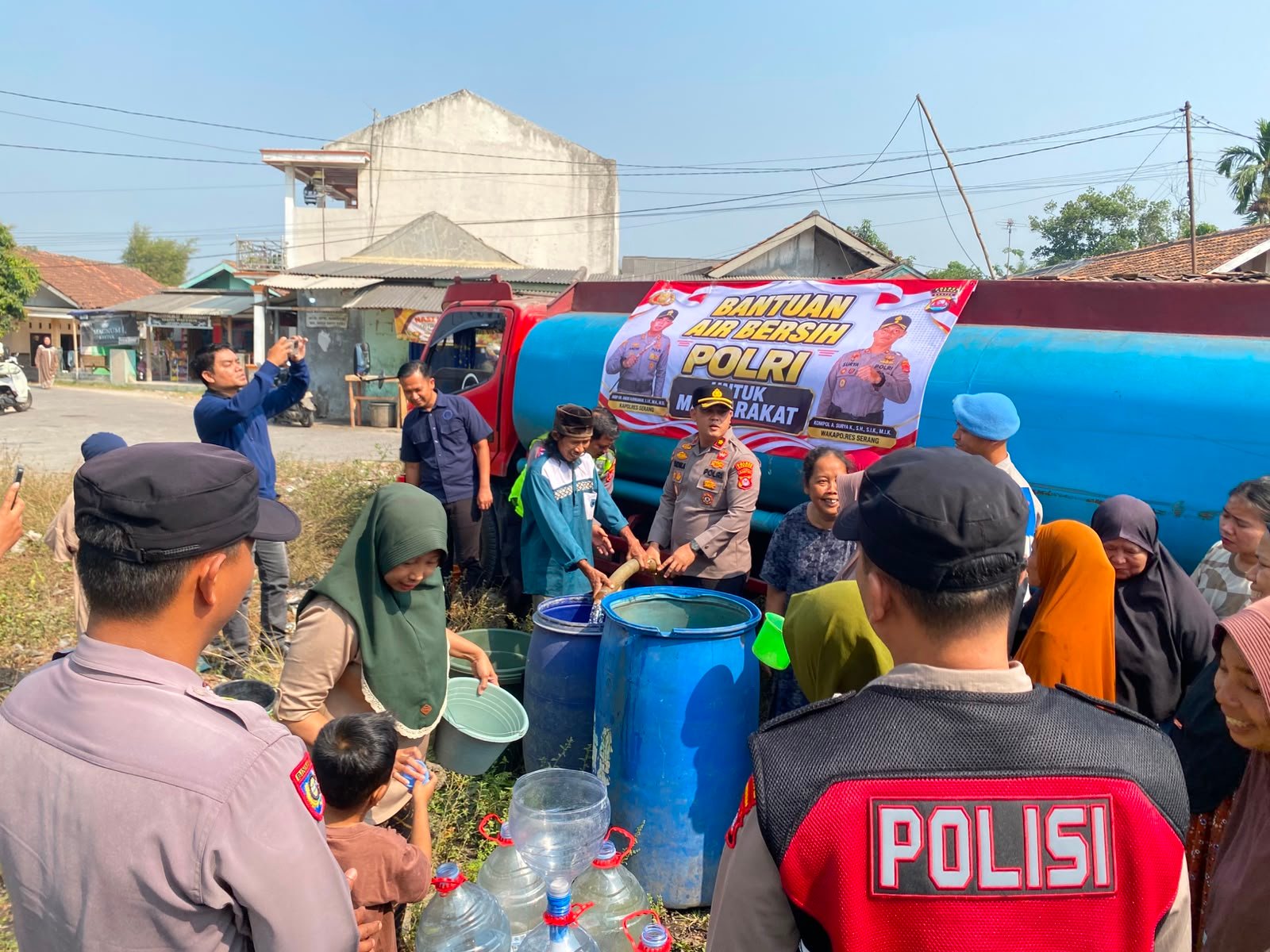 Polsek Cikande Distribusikan Air Bersih 24 Ribu Liter…