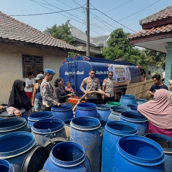 Peduli Kekeringan, Polsek Tanara Distribusikan 8.000 Liter&hellip;