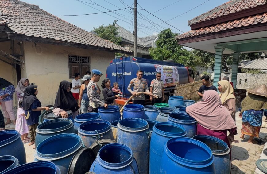 Peduli Kekeringan, Polsek Tanara Distribusikan&hellip;