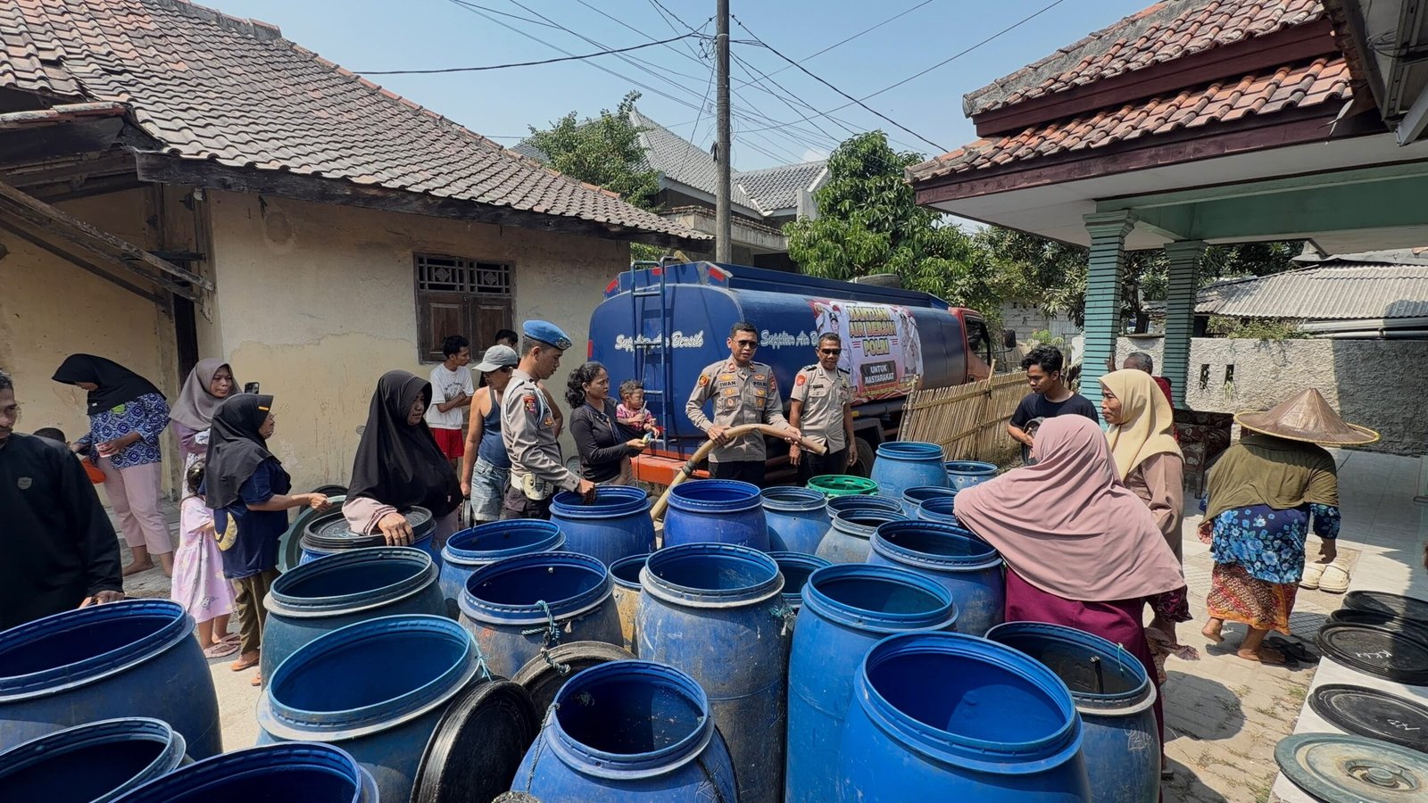 Peduli Kekeringan, Polsek Tanara Distribusikan 8.000 Liter Air&hellip;