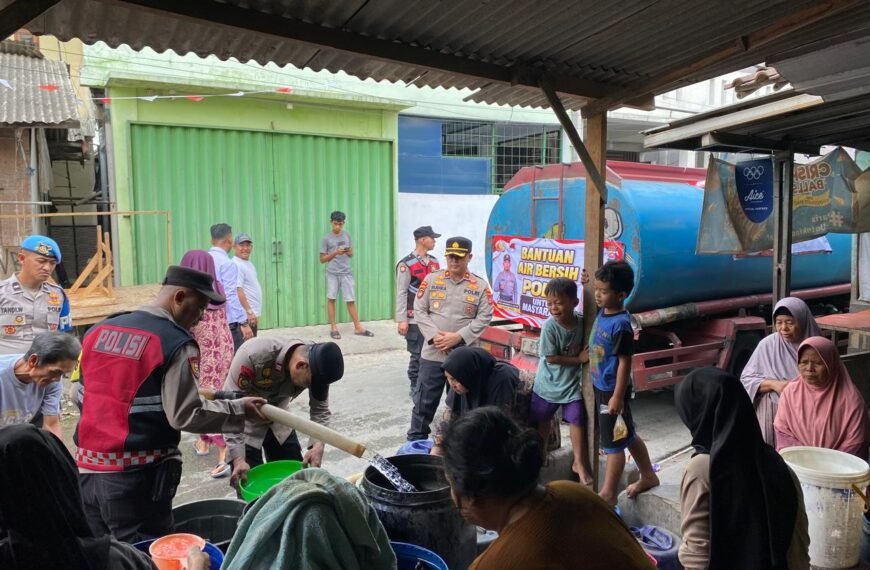 Atasi Kekeringan, Polsek Cikande Salurkan…