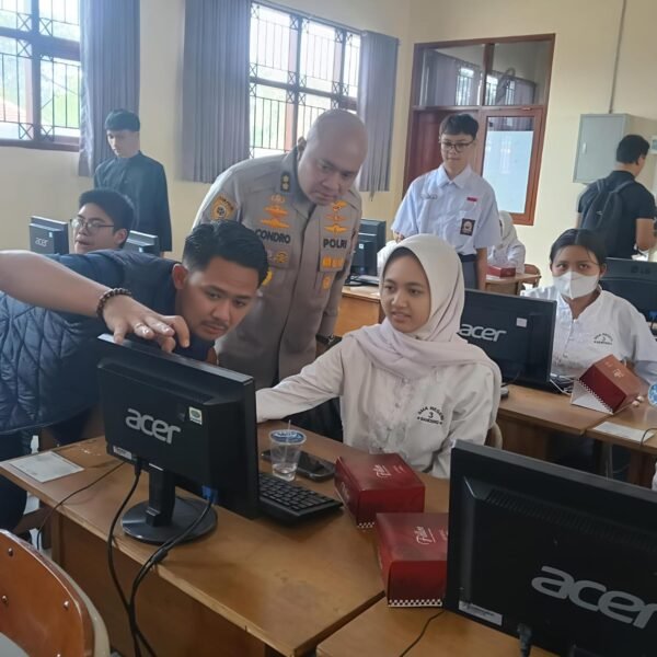 Ratusan Pelajar di Bandung Dapat Pelatihan Check…