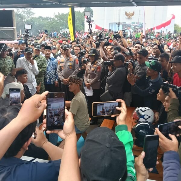 Dari Mahasiswa hingga Petani, Ribuan Warga Ikuti Apel…