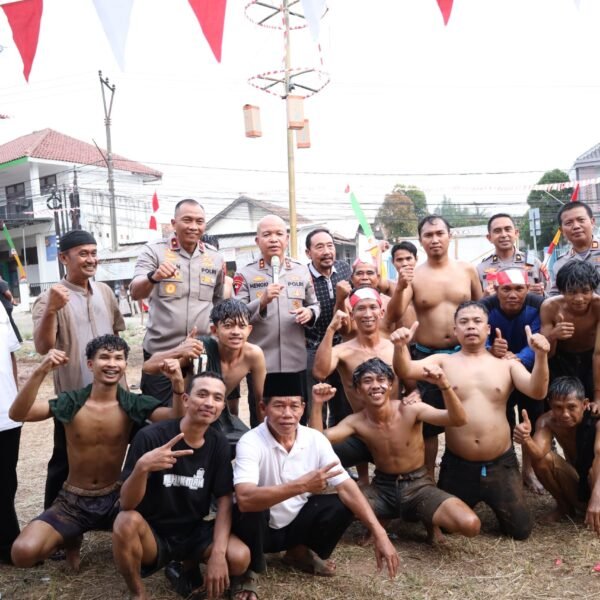 Semangat Kemerdekaan, Kapolda Banten Bersama Masyarakat Rayakan HUT&hellip;