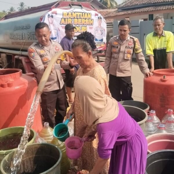 Atasi Dampak Kemarau, Kapolres Serang Kirim Air Bersih…