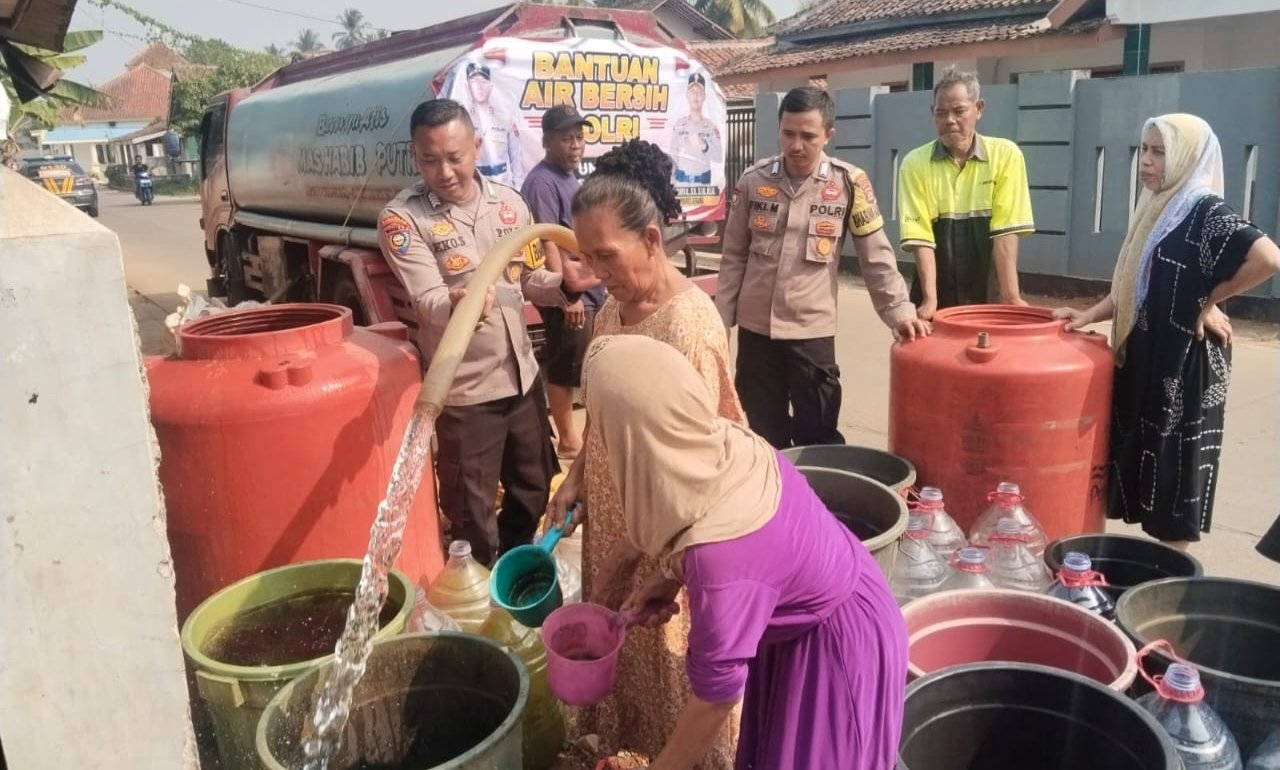 Atasi Dampak Kemarau, Kapolres Serang Kirim Air Bersih&hellip;