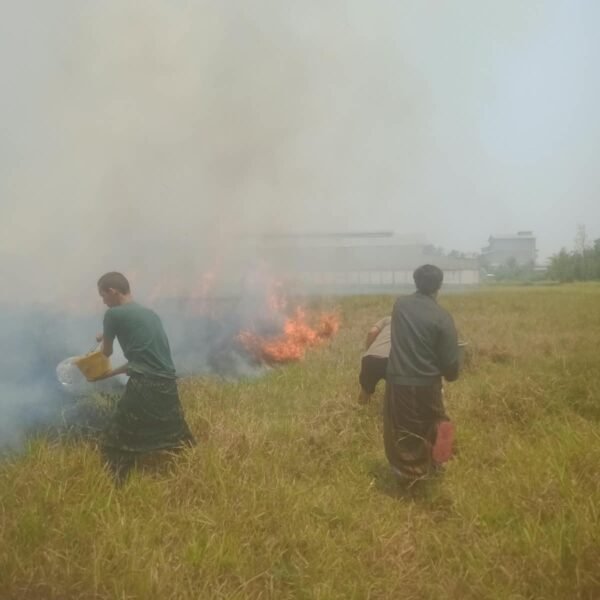 Gerak Cepat Polsek Kopo Padamkan Kebakaran Lahan&hellip;