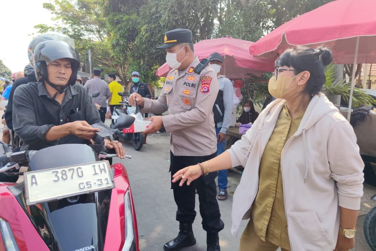 Sambil Bagikan Masker, Polsek Pontang Imbau Warga&hellip;