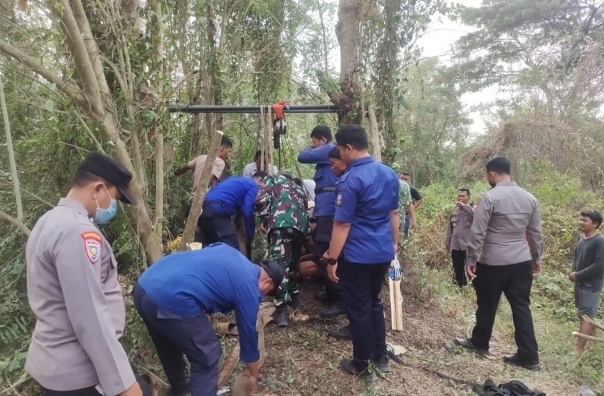 Polisi dan Damkar Evakuasi Kerbau&hellip;