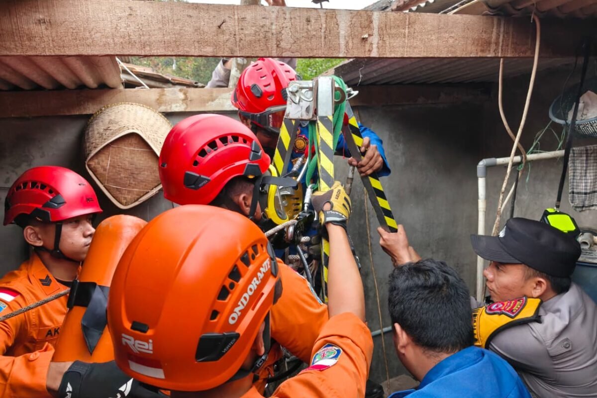 Turun ke Sumur Perbaiki Pipa, Pria 45…