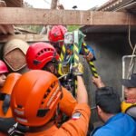 Turun ke Sumur Perbaiki Pipa,…