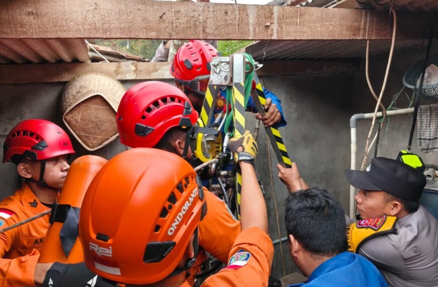 Turun ke Sumur Perbaiki Pipa,&hellip;