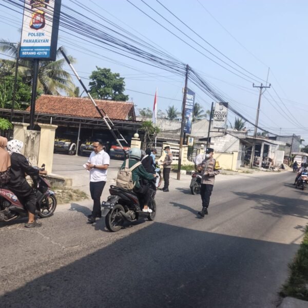 Peduli Masyarakat, Polsek Pamarayan Bagikan Masker kepada Pengendara
