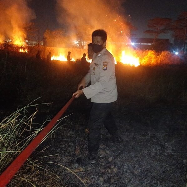 Polsek Ciruas Bersama Damkar Padamkan Kebakaran Lahan&hellip;