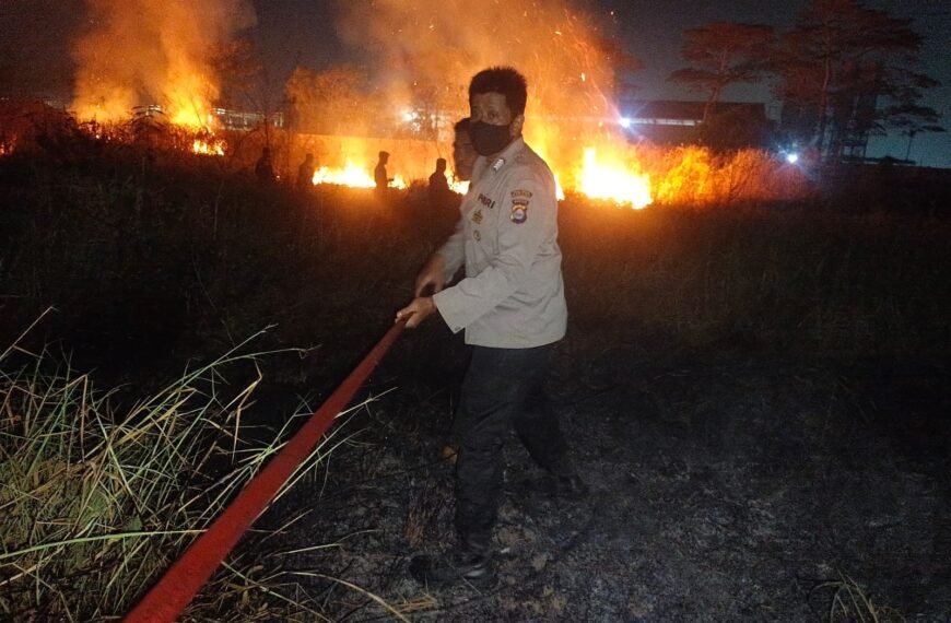 Polsek Ciruas Bersama Damkar Padamkan…