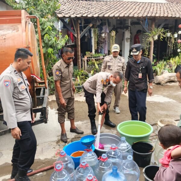 Polsek Pamarayan Salurkan 11.000 Liter Air Bersih di…