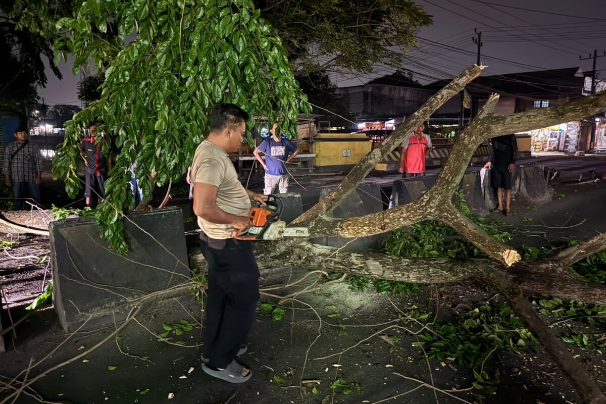 Gerak Cepat Polisi dan Warga Evakuasi Pohon&hellip;