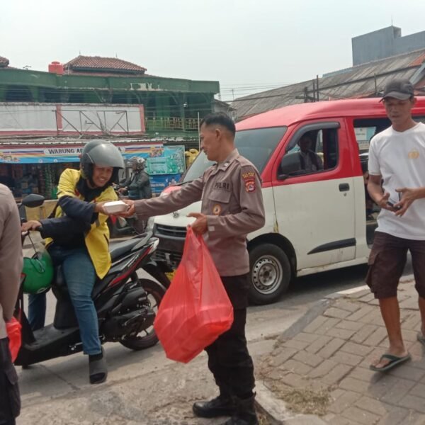 Jumat Berkah, Polsek Ciruas Bagikan Nasi Kotak kepada&hellip;