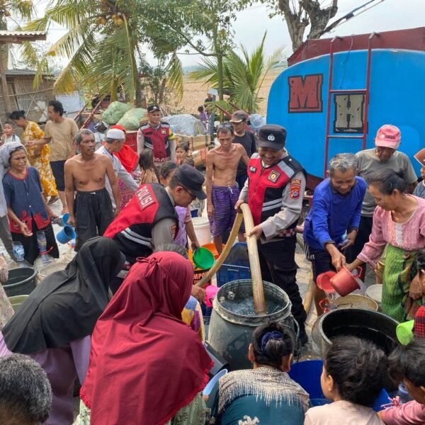 Polsek Cikande Salurkan 8.000 Liter Air Bersih&hellip;