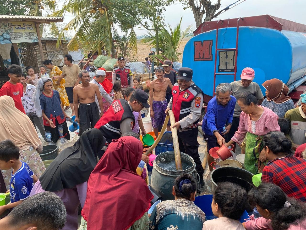 Polsek Cikande Salurkan 8.000 Liter Air Bersih dan&hellip;