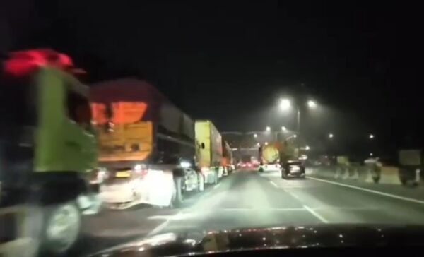 Ribuan Dump Truk Hijrah ke Banten, Antrean Solar&hellip;