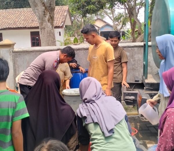Warga Carenang Udik Bersuka Cita Terima Bantuan 5.000&hellip;