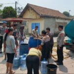 Polsek Kopo Bagikan Air Bersih…