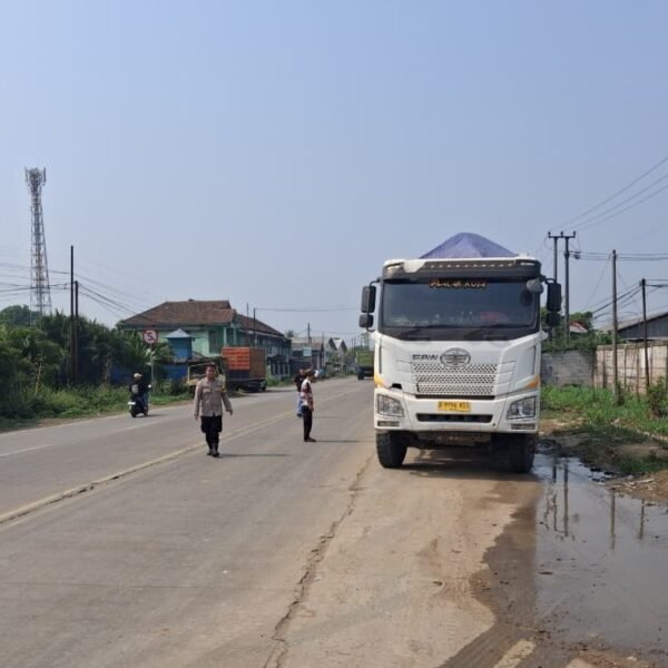 Cegah Gangguan Lalin, Polsek Jawilan Tertibkan Dump Truk&hellip;