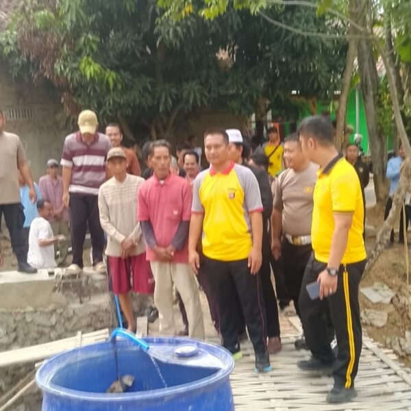 Semangat Gotong Royong, Polsek Carenang dan Warga&hellip;