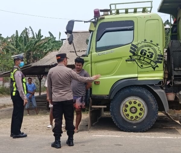 Cegah Kecelakaan, Polsek Jawilan dan Dishub Tertibkan&hellip;