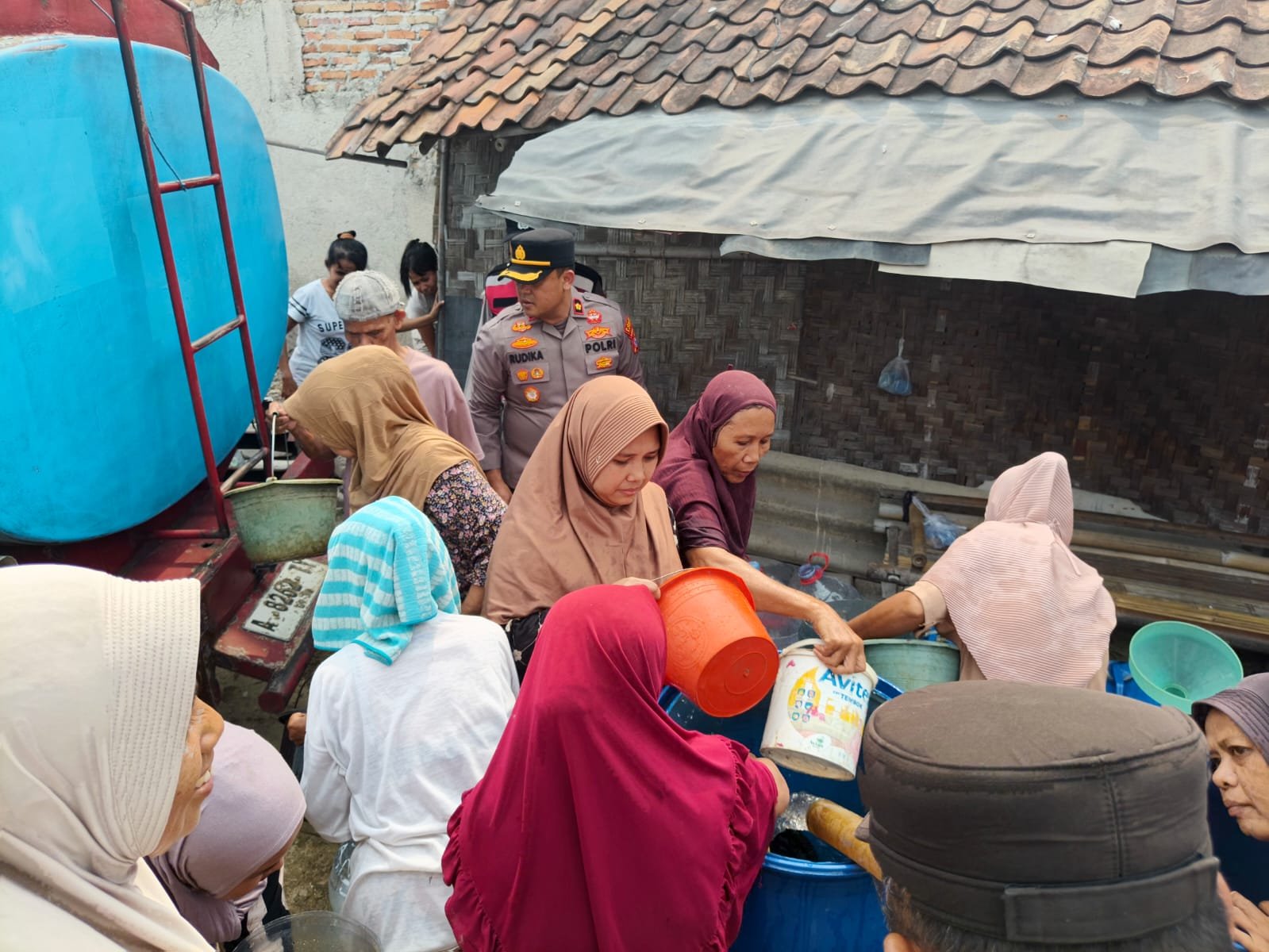 Polsek Cikande Salurkan Bantuan 8.000 Liter Air Bersih…
