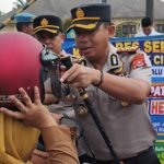 Kapolres Serang Bagikan Helm dan Sembako Saat Kunjungan Kerja ke Polsek Cikande