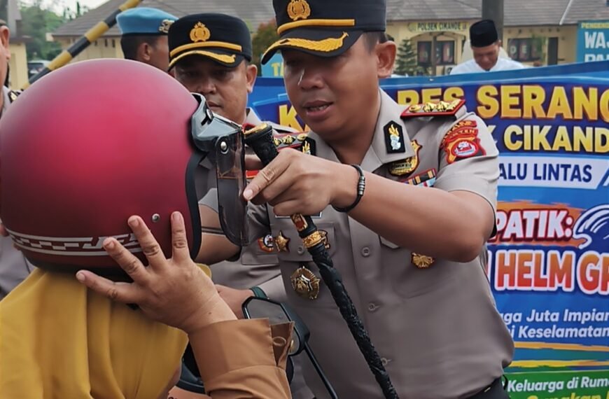 Kapolres Serang Bagikan Helm dan Sembako Saat&hellip;