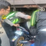 Seruduk Dump Truk Parkir di&hellip;